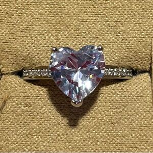 🤍🩶NWOT - Heart-Shaped CZ 925 Silver Ring.